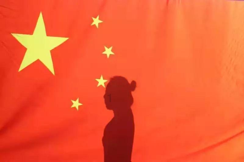 逃出轿车的女孩