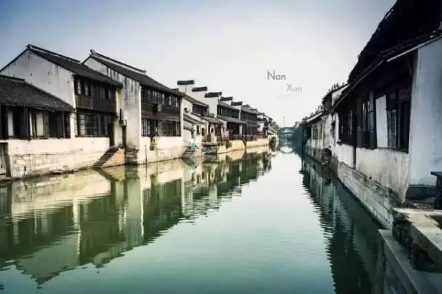 溥仪晚年携妻子重游故宫,对面走来一个老人,溥仪见后脸色大变