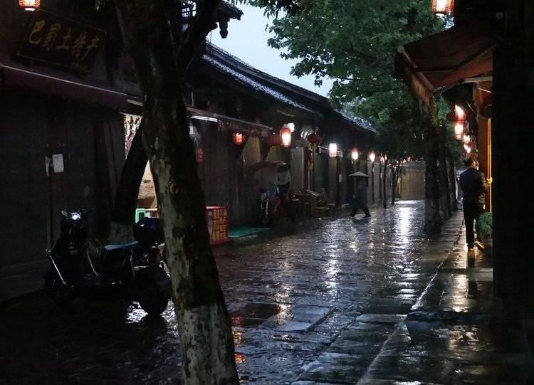 周黑鸭CEO张宇晨现身上海虹桥站:想抓住春运这波人流